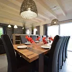 Grandeur With Sauna & Jacuzzi In *
