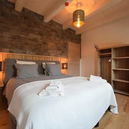 Grandeur With Sauna & Jacuzzi In *