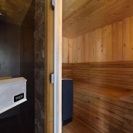 Grandeur With Sauna & Jacuzzi In